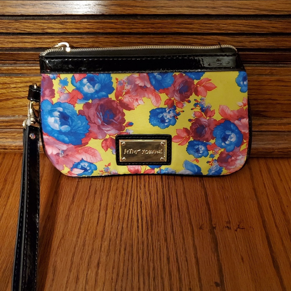 Betsey Johnson Large  Floral Wristlet 🌺🌸